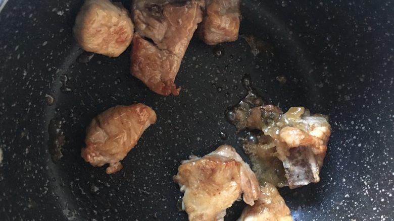 山楂小排,8️⃣ 快速倒入排骨(排骨不能放冷,否则糖汁会凝结起来)翻炒,裹上糖浆。