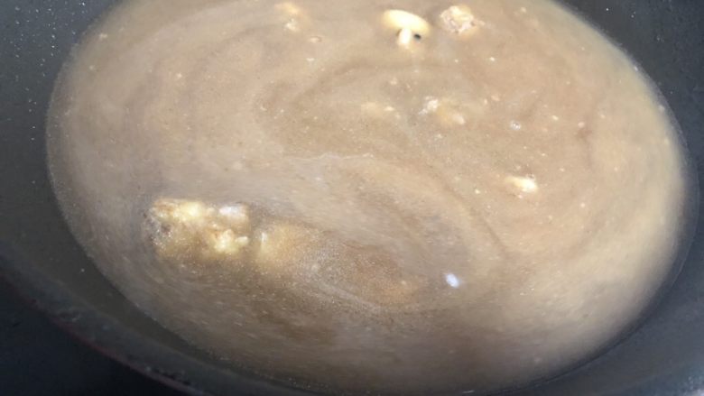 酱烧牛肉,加入一勺半的水,最好是烧开的水。大火