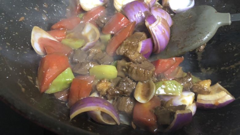 酱烧牛肉,加入青笋翻炒,再加入洋葱,一点点盐。撒上<a style='color:red;display:inline-block;' href='/shicai/ 131'>香菜</a>出锅即可。