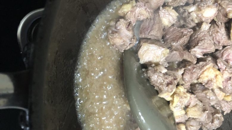酱烧牛肉,现在这个状态是有水的,需要继续翻炒