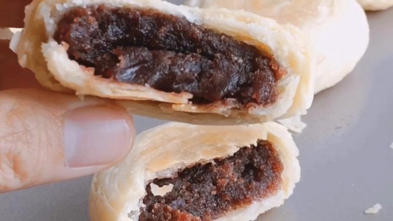 酥皮豆沙月饼,烤箱180度,中层上下火,大约烘烤20分钟
然后取出翻个面再烤10分钟即可。