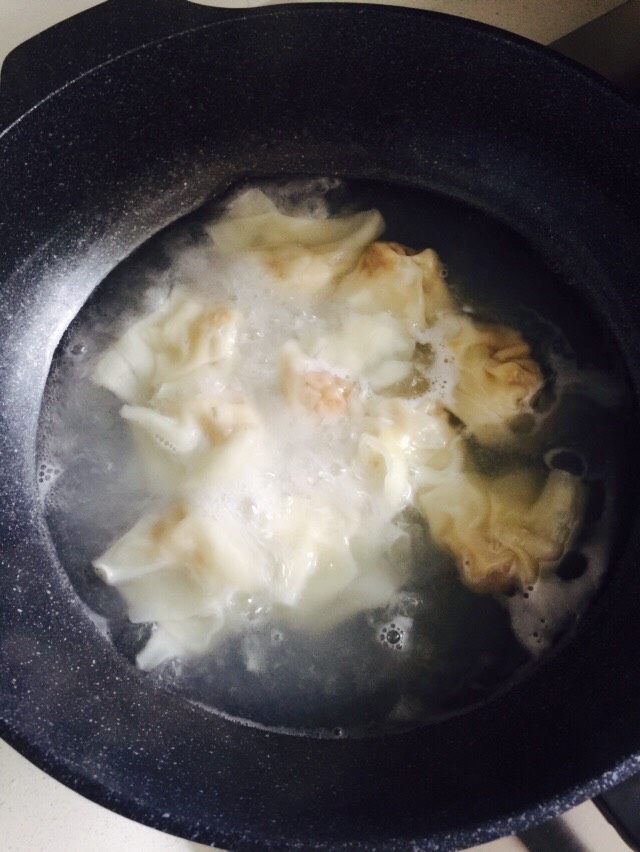 馄饨,馄饨煮到这种成度就可以了，皮变的透明发亮且馄饨都浮在水面上。