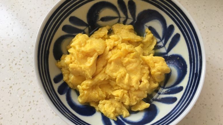 香菇炒鸡蛋,稍作凝固后翻炒均匀,存出备用。