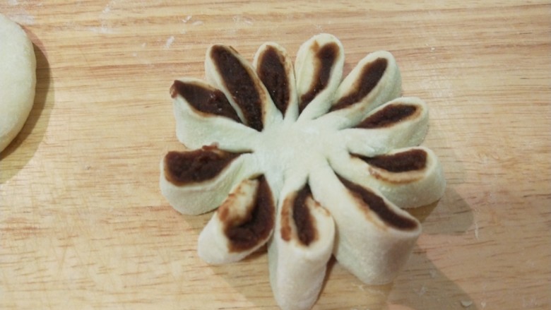 新文美食  豆沙馅一剪梅,在把花瓣翻上来，豆沙朝上。