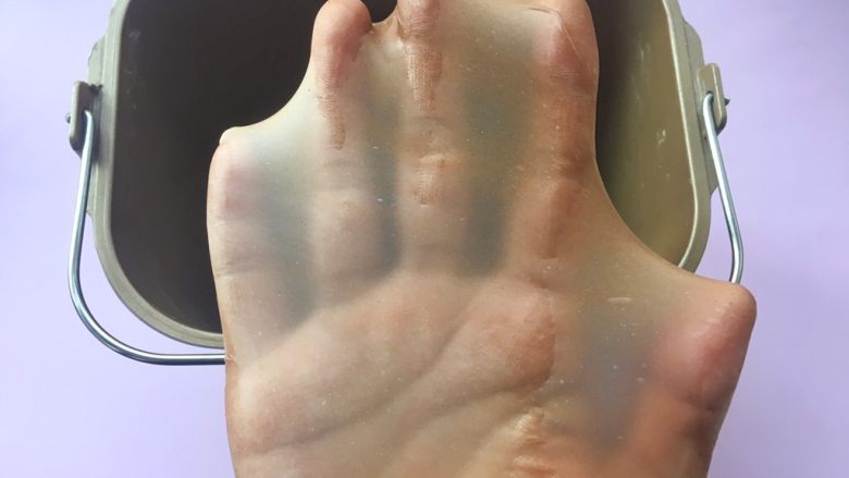 可可坚固咕咕霍夫
,揉好的面团切下一小块可以撑出薄薄有弹性的手套膜;