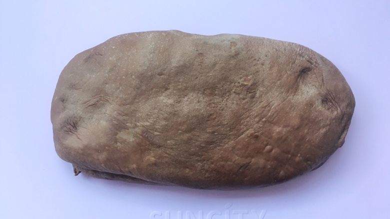可可坚固咕咕霍夫
,将面团取出,放在揉面垫上按压排气;