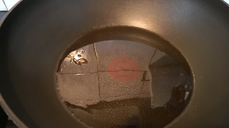 轻脂系列之莴苣木耳炒鸡蛋,热锅凉油。