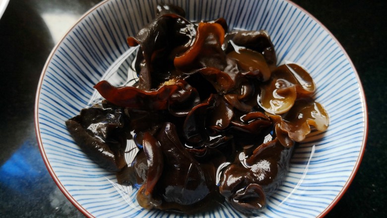 轻脂系列之莴苣木耳炒鸡蛋,<a style='color:red;display:inline-block;' href='/shicai/ 233'>木耳</a>泡发后洗净,沥干水。