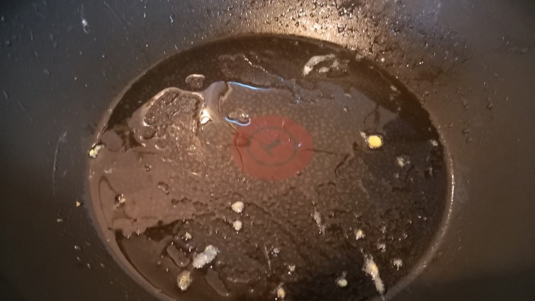 轻脂系列之莴苣木耳炒鸡蛋,就用炒蛋留下的油,