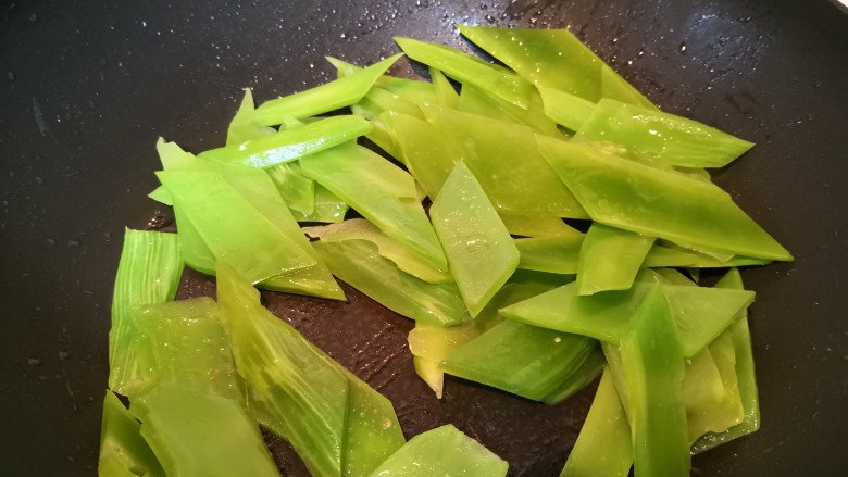 轻脂系列之莴苣木耳炒鸡蛋,倒入莴苣片,翻炒。