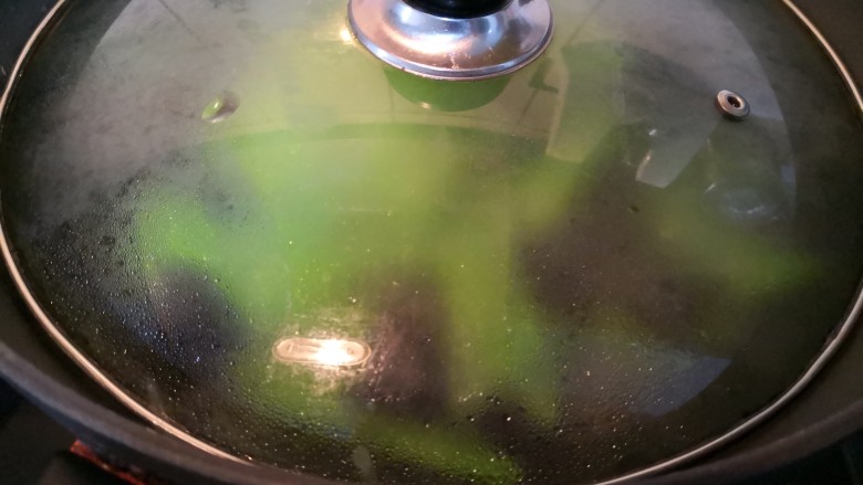 轻脂系列之莴苣木耳炒鸡蛋,翻炒均匀,再加小半碗水,加盖煮开。