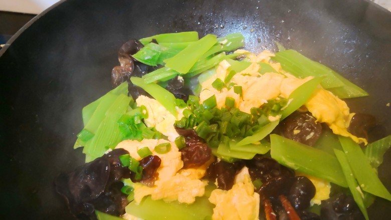 轻脂系列之莴苣木耳炒鸡蛋,再加葱花,翻炒均匀即可起锅。