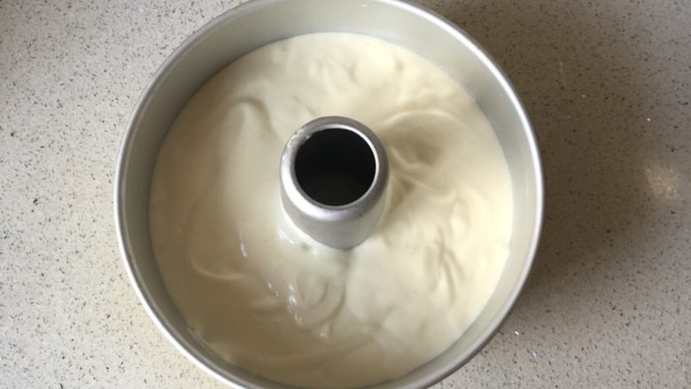 淡奶油戚风蛋糕,倒入中空模具,震一下气泡