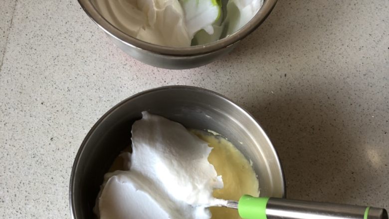 淡奶油戚风蛋糕,取三分之一蛋白霜到蛋黄糊盆,用搅拌器翻拌均匀