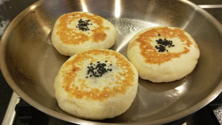 新文美食 黑芝麻豆沙饼,放入平底锅中火煎制转小火。