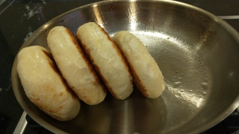 新文美食 黑芝麻豆沙饼,煎制两面金黄在煎竖起来煎制。