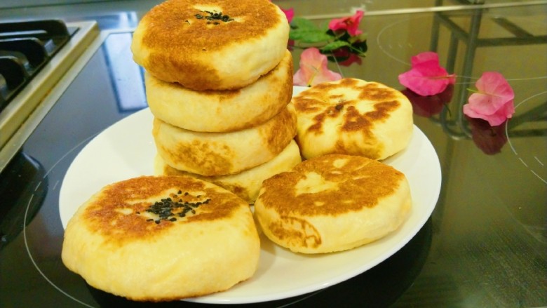 新文美食 黑芝麻豆沙饼,做好装盘。