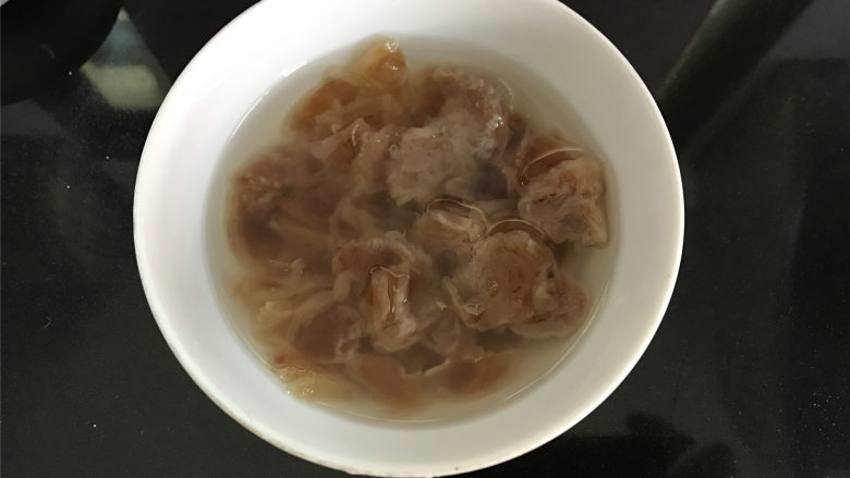多谷红糖桂圆面包,<a style='color:red;display:inline-block;' href='/shicai/ 25726'>桂圆干</a>用温水泡软后沥干水份后用厨房纸吸干,待用。