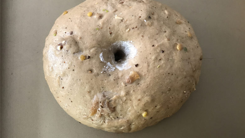 多谷红糖桂圆面包,把揉好的面团放温暖处进行一次发酵,发至用手指戳洞不塌陷不回缩,一次发酵就完成了。