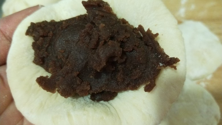 新文美食 黑芝麻豆沙饼,擀面皮放入豆沙馅。