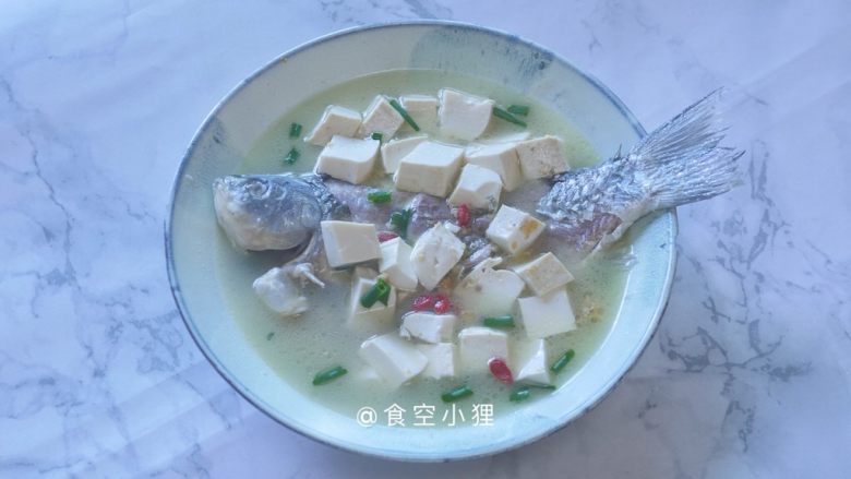 鲫鱼豆腐汤,出锅装盘,撒小葱和枸杞装饰