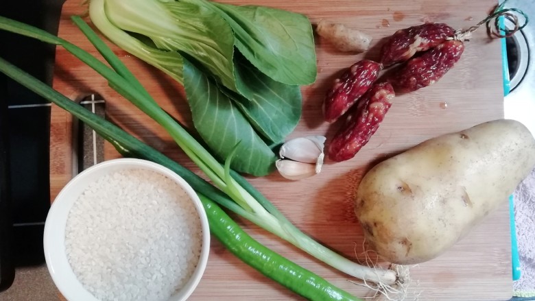 香肠土豆片盖浇饭,准备食材。