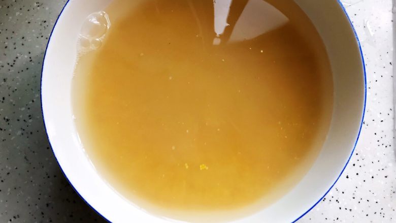鸡汁海参小米粥,洗净之后用清水浸泡半个小时,小米不易多洗,一遍就够了