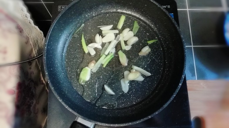 香肠土豆片盖浇饭,锅热油,加入葱、姜、蒜爆香。