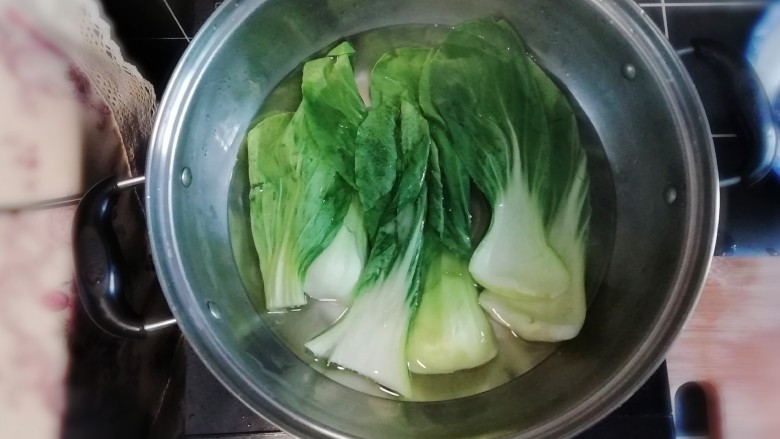 香肠土豆片盖浇饭,另取汤锅,加入清水,待水烧开后,加入少许的盐,放入<a style='color:red;display:inline-block;' href='/shicai/ 3340'>上海青</a>,烫熟后捞起。