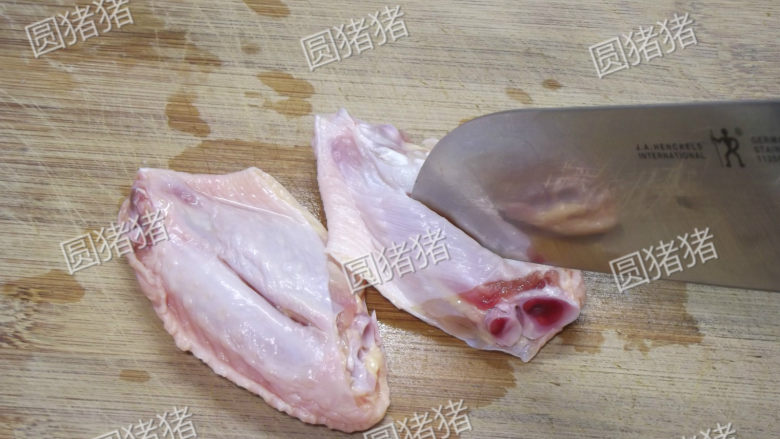 红烧鸡翅,香菇提前用冷水泡发,在<a style='color:red;display:inline-block;' href='/shicai/ 96'>鸡翅</a>内部划上一刀以便入味。