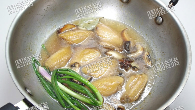 红烧鸡翅,加入泡香菇的水、清水、<a style='color:red;display:inline-block;' href='/shicai/ 788'>生抽</a>、盐、料酒,水量仅没过鸡翅。