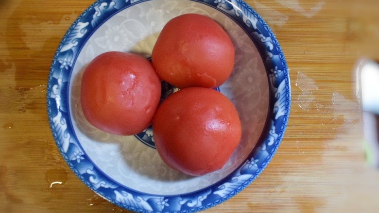 西兰花番茄炒鸡蛋盖浇饭,<a style='color:red;display:inline-block;' href='/shicai/ 59'>番茄</a>在开水里来回滚动烫两分钟左右,去皮。