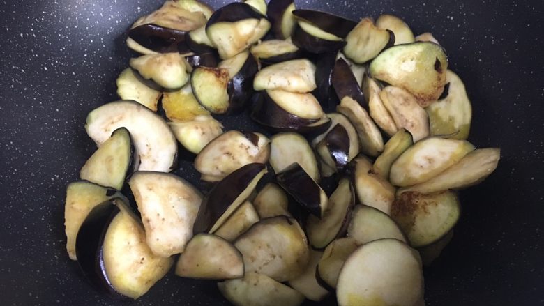 肉末茄子,加入茄子,煸炒茄子约2分钟,煸至茄子变软外皮变色