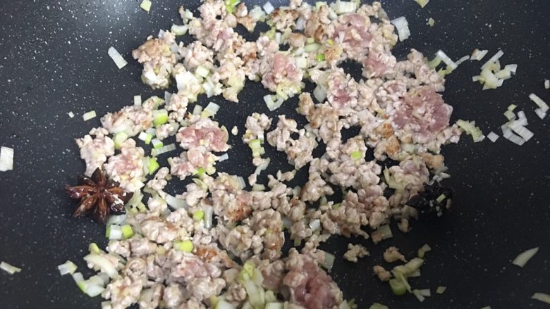 肉末茄子,炒至肉末变白,加入葱姜末