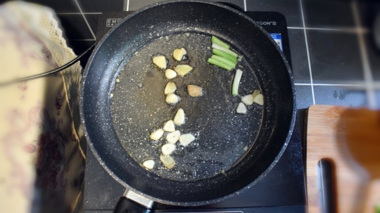 西兰花番茄炒鸡蛋盖浇饭,另加适量的油,倒入葱段,姜片和蒜,煸炒出香味。