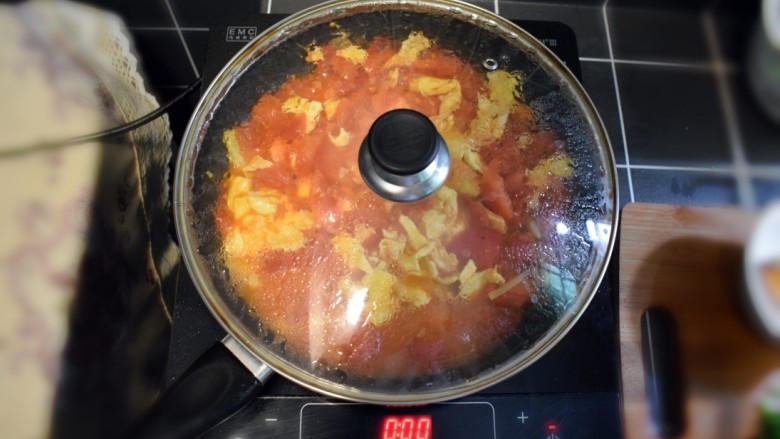 西兰花番茄炒鸡蛋盖浇饭,翻炒几下后,加入半碗清水,盖上锅盖,焖煮一会儿。