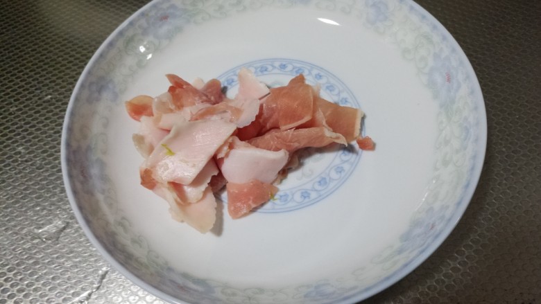 炒西葫芦,先切点<a style='color:red;display:inline-block;' href='/shicai/ 414'>猪肉</a>片。