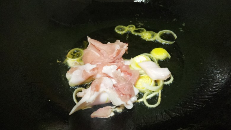 炒西葫芦,然后再加入肉片。