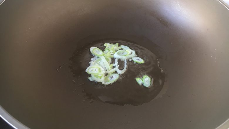 天气寒冷 食疗进补 家常菜 白菜炖牛肉,热锅凉油,爆香葱花。