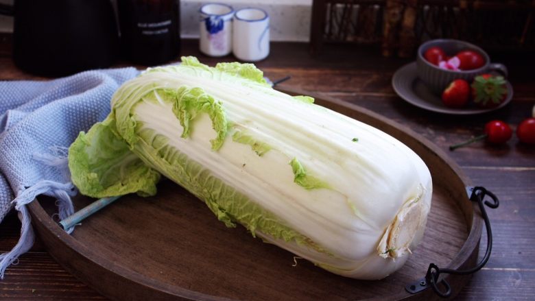 天气寒冷 食疗进补 家常菜 白菜炖牛肉,利肠通便,帮助消化 。大<a style='color:red;display:inline-block;' href='/shicai/ 114'>白菜</a>中含有大量的粗纤维,可促进肠壁蠕动,帮助消化,防止大便干燥,促进排便,稀释肠道毒素,既能治疗便秘,又有助于营养吸收。
消食健胃,补充营养 。大<a style='color:red;display:inline-block;' href='/shicai/ 114'>白菜</a>味美清爽,开胃健脾,含有蛋白质、脂肪、多种维生素及钙、磷、铁等矿物质,常食有助于增强机体免疫功能,对减肥健美也具有意义。