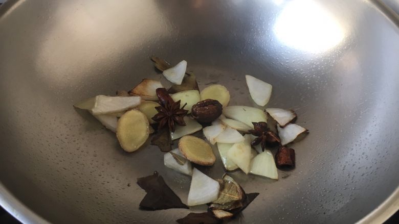 天气寒冷 食疗进补 家常菜 白菜炖牛肉,热锅凉油,煸炒姜片、洋葱、八角、香叶、草果。