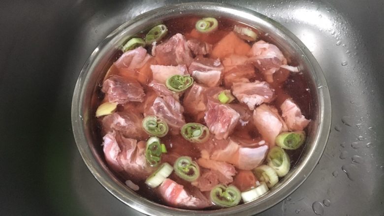 天气寒冷 食疗进补 家常菜 白菜炖牛肉,用凉水浸泡30~60分钟。