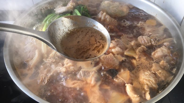 天气寒冷 食疗进补 家常菜 白菜炖牛肉,大火炖开,撇去浮末,小火炖40分钟。