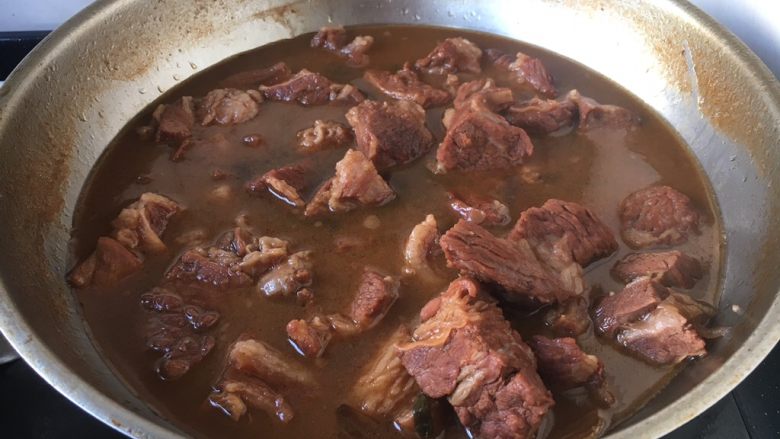 天气寒冷 食疗进补 家常菜 白菜炖牛肉,大火收汁约5分钟左右,汤汁稍稍浓一点即可。