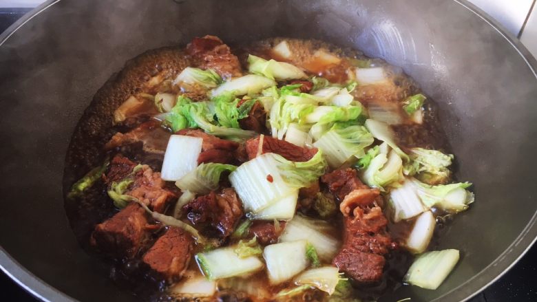 天气寒冷 食疗进补 家常菜 白菜炖牛肉,将食材翻炒均匀,炖约5分钟左右。