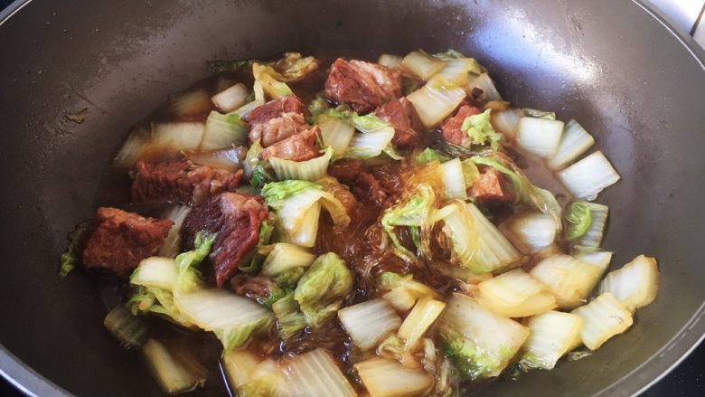 天气寒冷 食疗进补 家常菜 白菜炖牛肉,翻炒均匀,炖1分钟左右,用适量的水淀粉勾芡即可。
