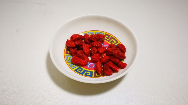 黑木耳红豆米糊,<a style='color:red;display:inline-block;' href='/shicai/ 673'>枸杞</a>洗净