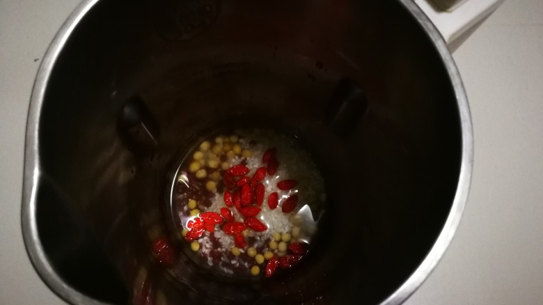 黑木耳红豆米糊,放入大米,枸杞