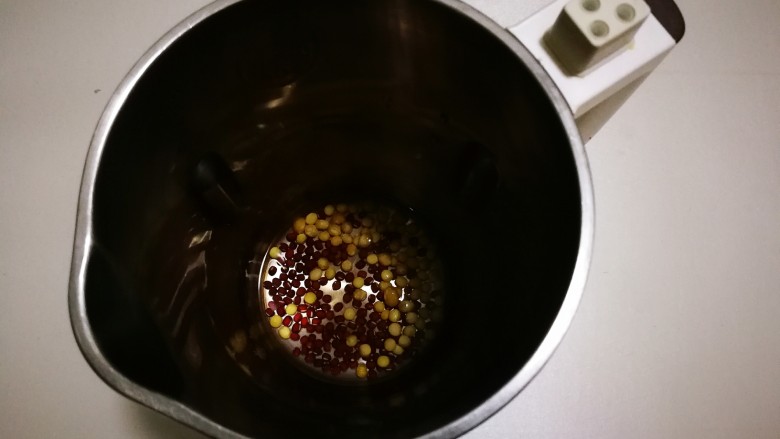 黑木耳红豆米糊,豆浆机里面放入黄豆,红豆