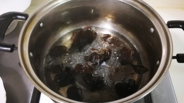 黑木耳红豆米糊,锅中水开放入黑木耳烧开,捞出来